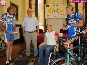 9 ago 2013 ciclisti premiano Francesca Fenocchio