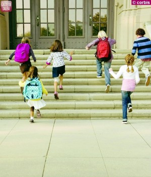 bambini entrano scuola