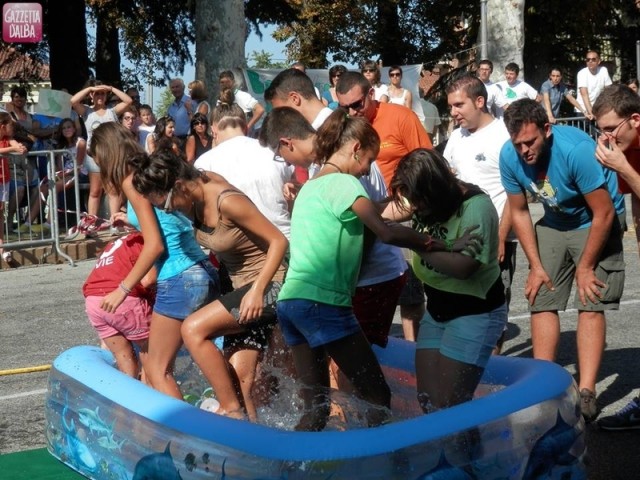 il gioco scoppia i palloncini foto Pro loco