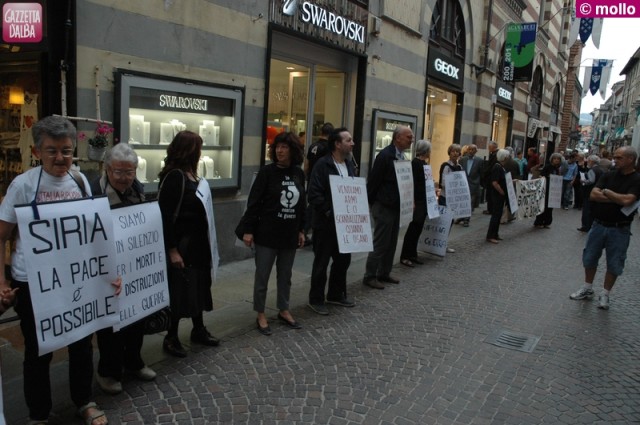 La manifestazione delle Donne in nero contro la guerra ad Alba il 28 settembre 2013.