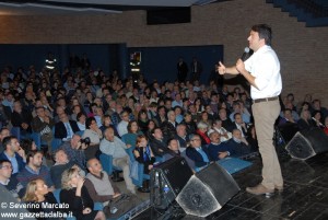 Matteo Renzi sul palco del Sociale di Alba nell'ottobre 2012.
