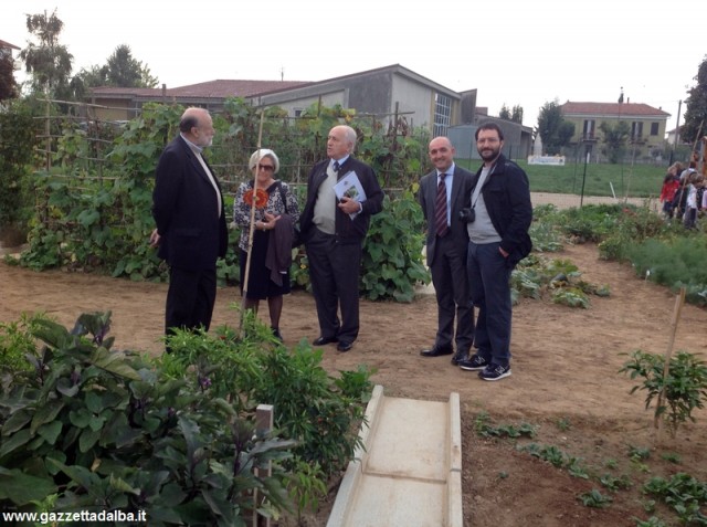 Sindaco e amministratori comunali con il presidente di Slow Food Carlo Petrini in visita a un orto urbano.