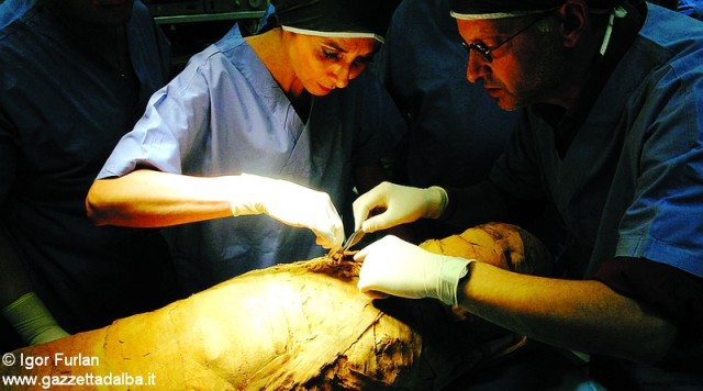 Al lavoro su una mummia egizia.