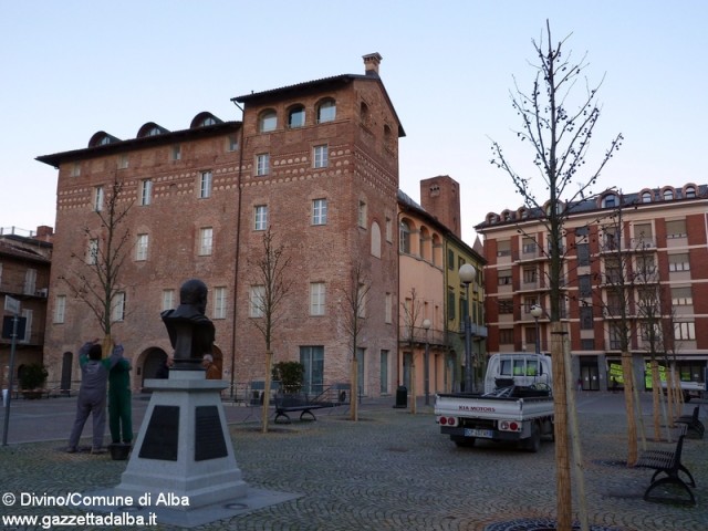 ALBA piazza pertinace nuovi alberi