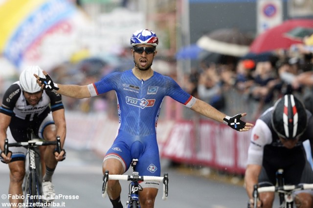 bouhanni-vittoria-bari-giro-2014-ciclismo