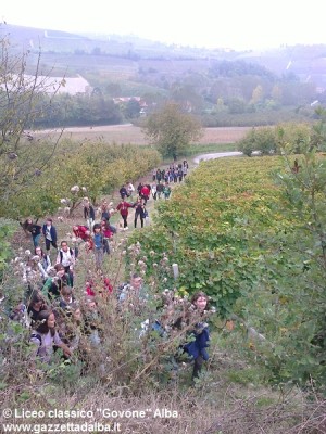 studenti-liceo-govone-alba-sentieri-fenogliani-ottobre2014
