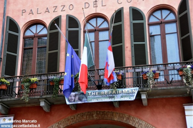 municipio-comune-alba-bandiere-lutto-michele-ferrero