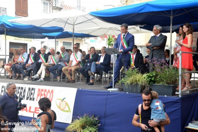 Il sindaco di Canale Enrico Faccenda all'inaugurazione dlla Fiera del pesco, il 26 luglio