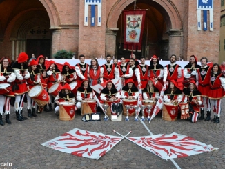 Sbandieratori Città di Alba alla consegna della trifola a Francesco