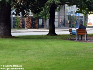 Alba, degrado in via Roma e nel giardino che ricorda le vittime dei campi di sterminio