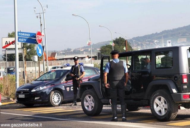 Carabinieri  Alba CONTROLLANO AUTO