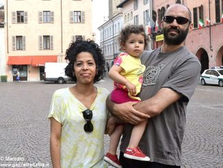 La famiglia che sta visitando l'Italia visitata con i mezzi pubblici