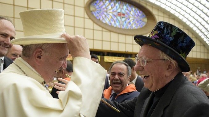 Il mago Sales dona una bacchetta magica al Papa