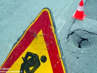 Alba, buco sulla carreggiata in via Rio Misureto