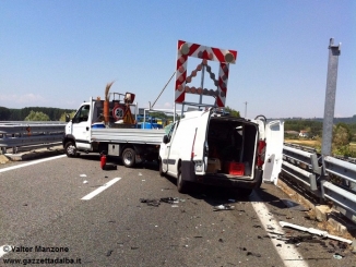 Scontro in tangenziale a Bra: conducente ferito