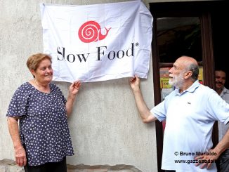 Una targa a Treiso nel luogo dove nacque Slow Food 1