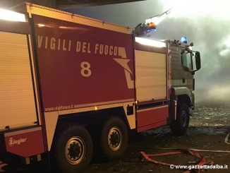 Domate le fiamme all'Str. In fumo 7 mila quintali di rifiuti