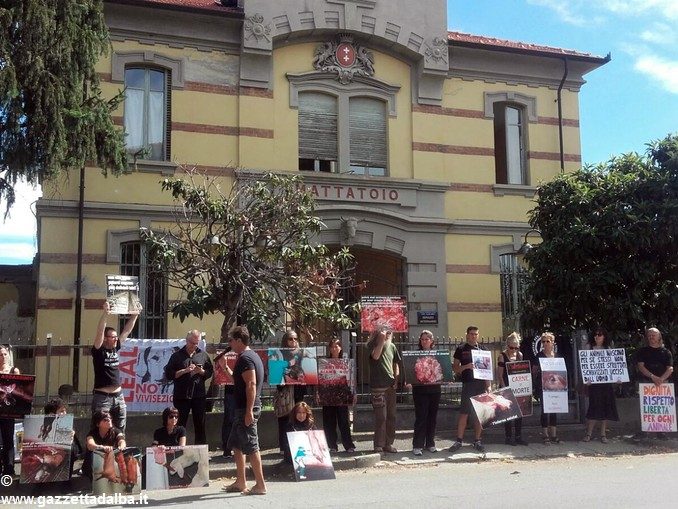 Bra: protesta degli animalisti di fronte al mattatoio 1