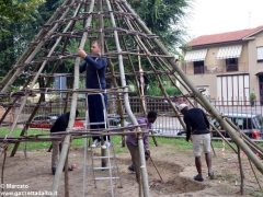 Profughi al lavoro per ricostruire una capanna paleolitica nel giardino archelogico