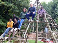 Profughi al lavoro per ricostruire una capanna paleolitica nel giardino archelogico 1