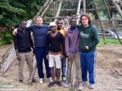 Profughi al lavoro per ricostruire una capanna paleolitica nel giardino archelogico 2