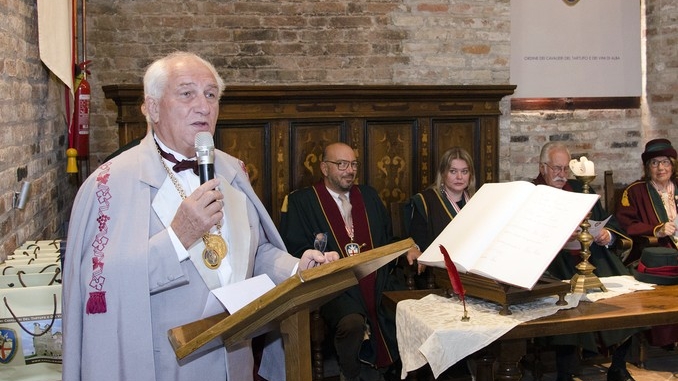 I cavalieri del tartufo accolgono Alan Bryden presidente della federazione delle confraternite del vino
