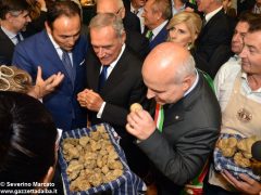 Pietro Grasso inaugura la Fiera del tartufo 2016 1