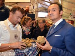 Pietro Grasso inaugura la Fiera del tartufo 2016 2