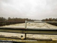 Il ponte sul Tanaro tra Neive e Baraccone.