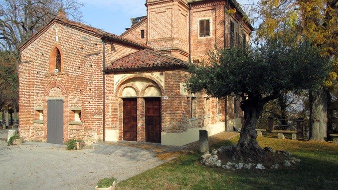 In sacrestia, ai Piloni di Mont&agrave;, le foto di tutti i caduti roerini