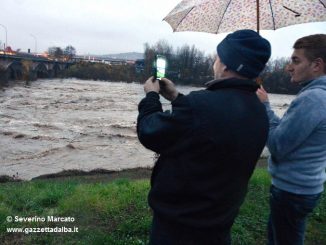 Folla di curiosi sull'argine del Tanaro, il Sindaco invita a non sostare nei pressi del fiume 1