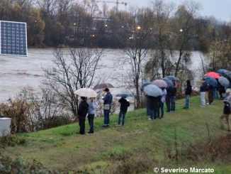 Folla di curiosi sull'argine del Tanaro, il Sindaco invita a non sostare nei pressi del fiume