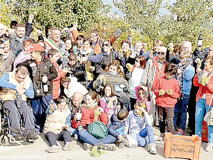 Pigiatura con i piedi e una passeggiata tra i filari per un gruppo di disabili