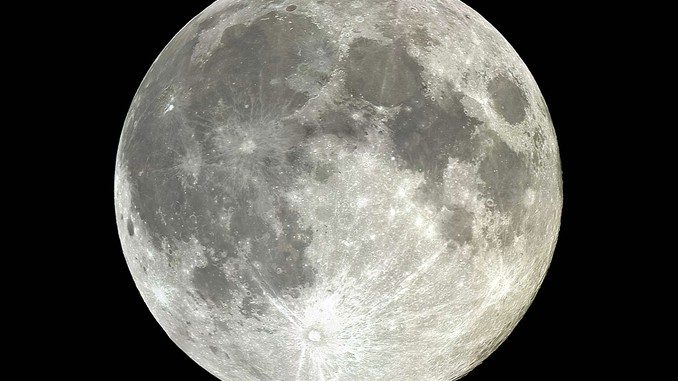 Lunedì sera tutti col naso all'insù a osservare la super luna piena