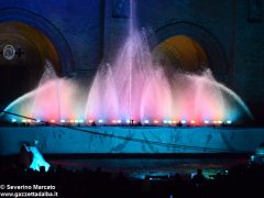 Fotogallery: lo spettacolo delle fontane luminose in piazza Duomo 10