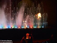 Fotogallery: lo spettacolo delle fontane luminose in piazza Duomo 13