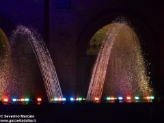 Fotogallery: lo spettacolo delle fontane luminose in piazza Duomo 15