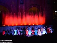 Fotogallery: lo spettacolo delle fontane luminose in piazza Duomo 18