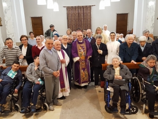 Vigilia con gli ospiti del Cottolengo per il Vescovo Brunetti