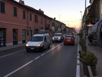 In via Piumati festa degli auguri con i bambini della materna Montecatini