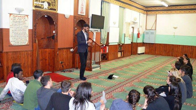 Bra: gli studenti dell'istituto Velso Mucci in visita alla moschea