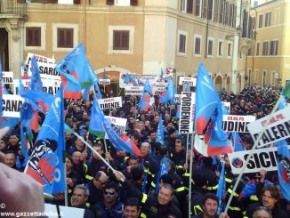I Vigili del fuoco aderenti a Conapo manifestano a Roma 1