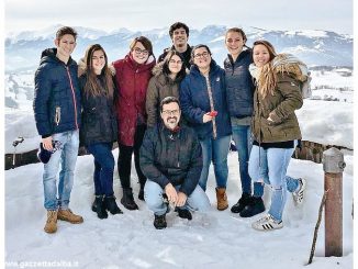 Studenti volontari sotto la neve tra i terremotati delle Marche