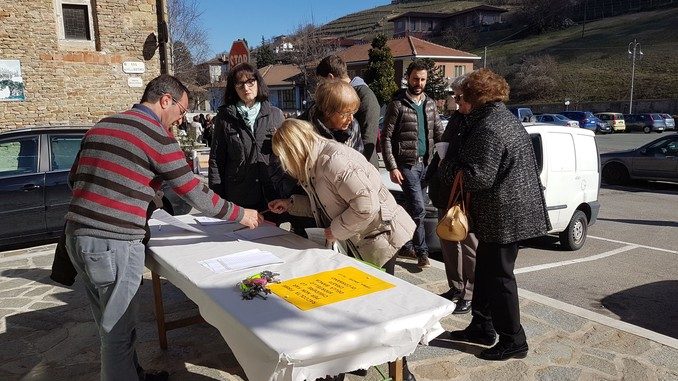 Già duecento firme contro la chiusura dello sportello della Banca di Asti