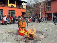 Gran falò di Carnevale nella scuola dell