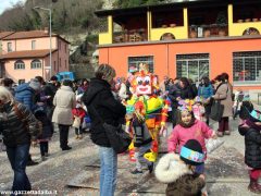 Gran falò di Carnevale nella scuola dell