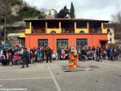 Gran falò di Carnevale nella scuola dell