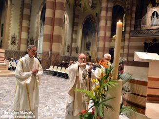 La Veglia pasquale e l'accensione del cero in Duomo 6