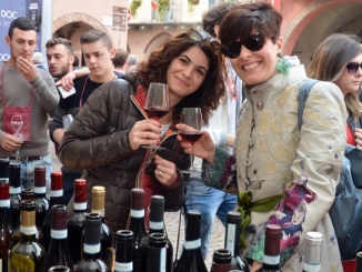 Piazze di Alba color del vino per gli enoturisti