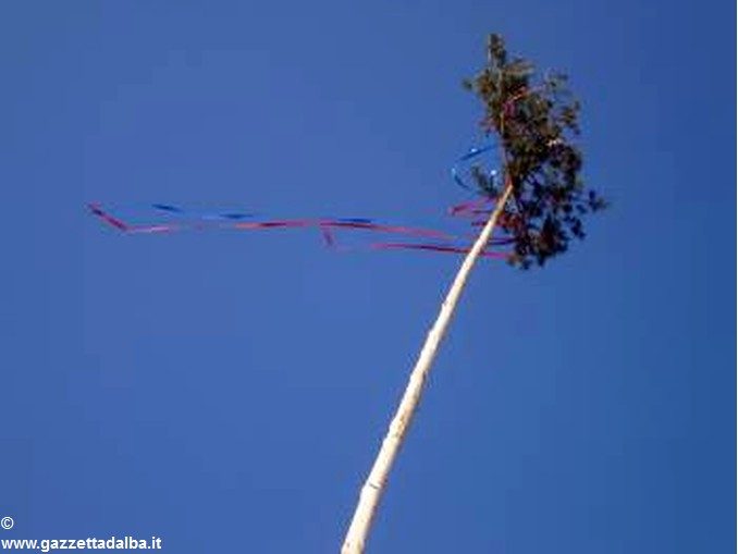 Si rievoca il rito del Piantè magg con musica e fuochi artificiali 3